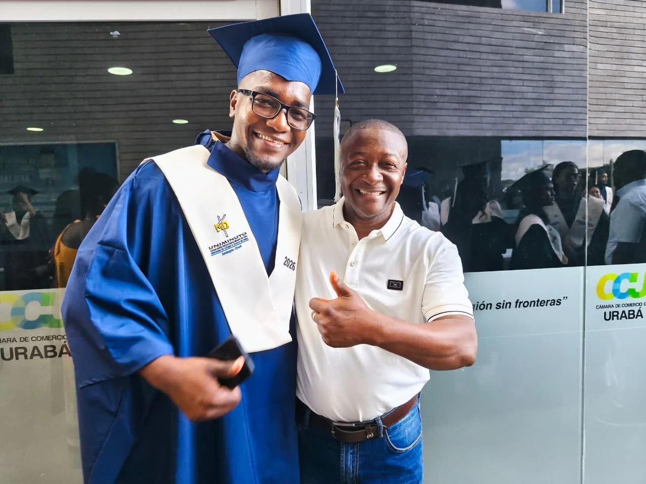 Oliver Onel Arroyo Rivas, Licenciado en Educación Física UNIMINUTO 2026, becado Cootraban — junto a su padre y asociado Onel Arroyo Valencia